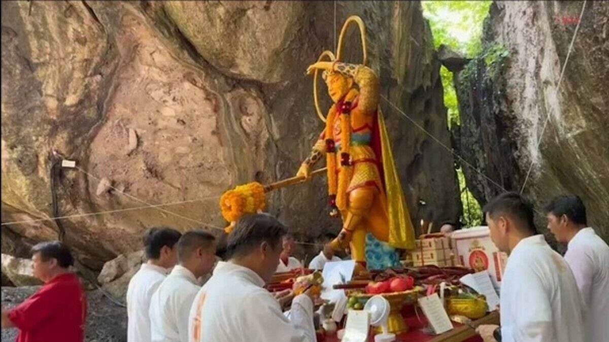 Large crowd gathers at Kanchanaburi ceremony for lucky numbers