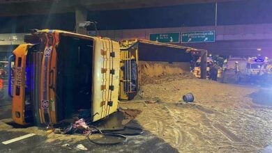 Rocky start: Sand spill wreaks havoc at Ratchada-Tha Phra intersection