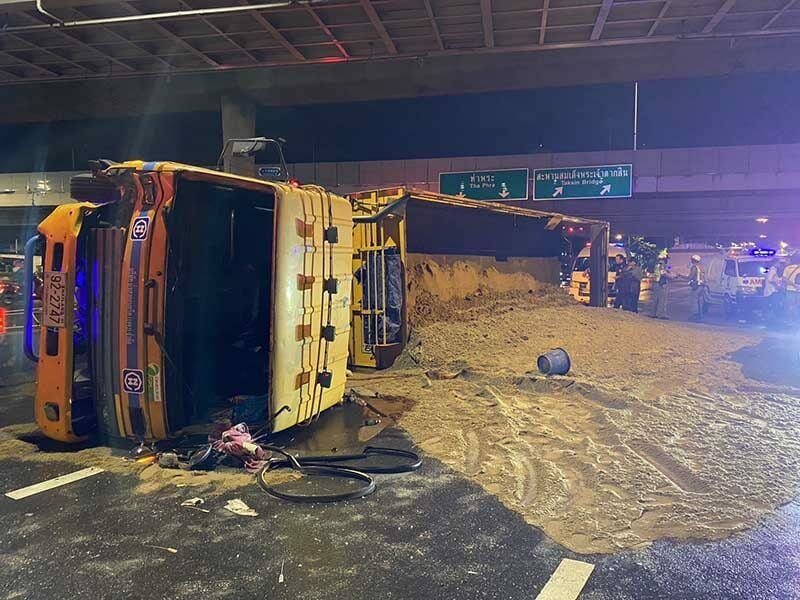 Rocky start: Sand spill wreaks havoc at Ratchada-Tha Phra intersection