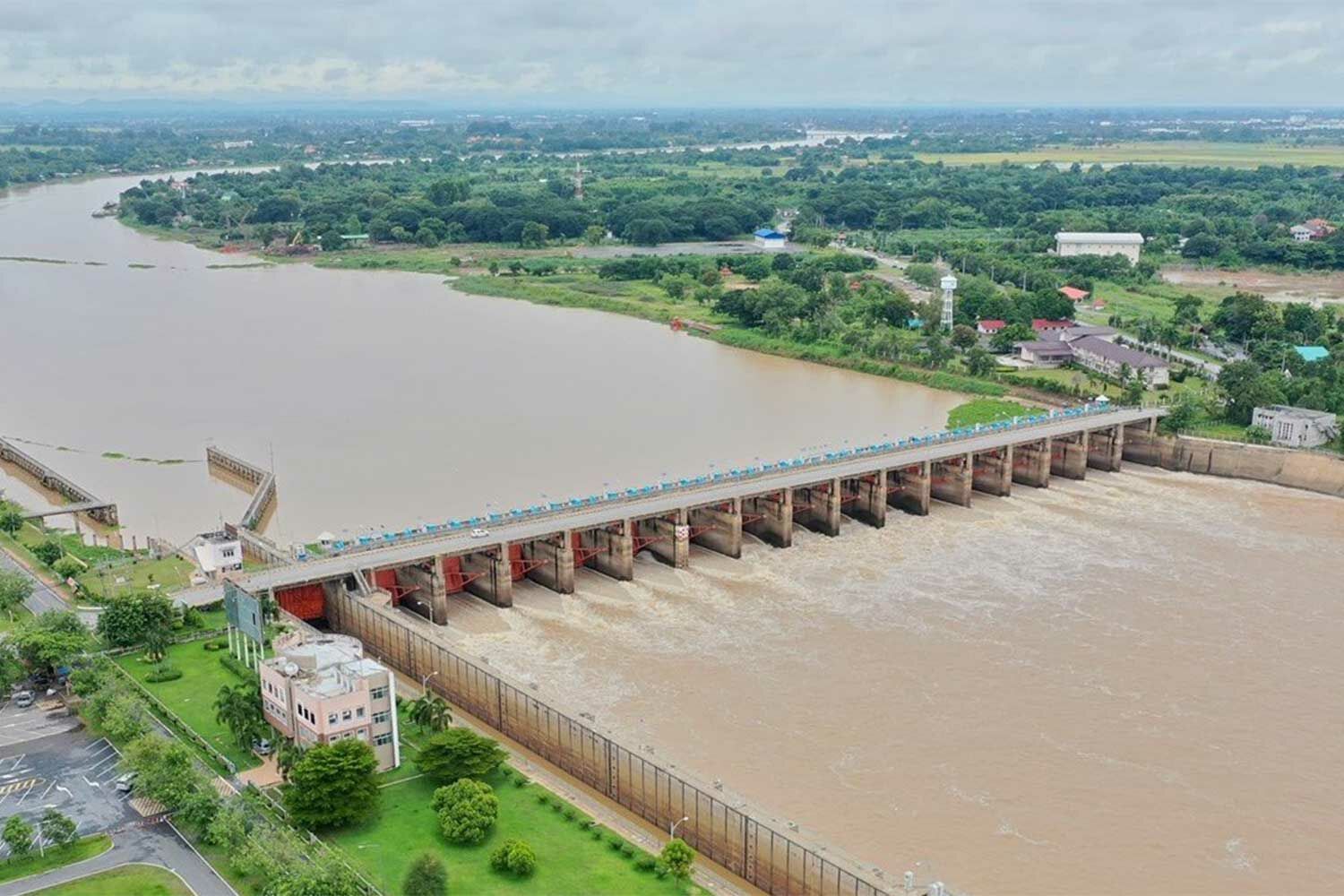 Downpours make waves in Chao Phraya River Basin, locals braced