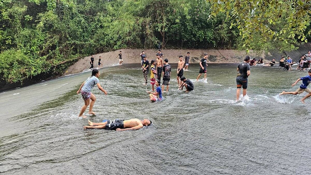 Natural waterslide wonderland: Tourists flock to Sattahip dam