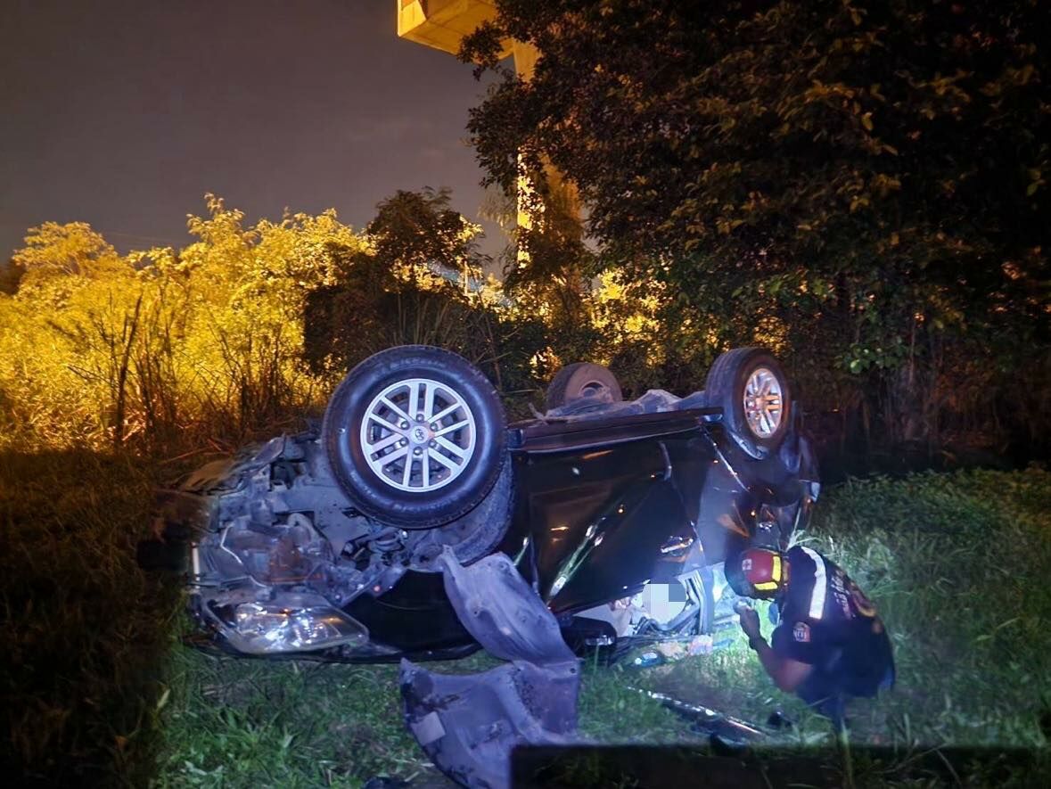 Toyota Fortuner falls from Chalong Rat Expressway, driver killed