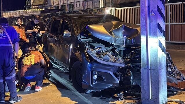 Drunk duo crash pickup into electric pole in Pattaya