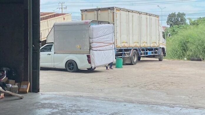 Chachoengsao courier delivers 6-foot mattress on motorcycle (video) | News by Thaiger