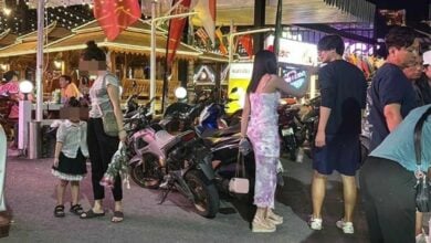 Foreign vendors in Pattaya exploit kids to tug at tourist heartstrings