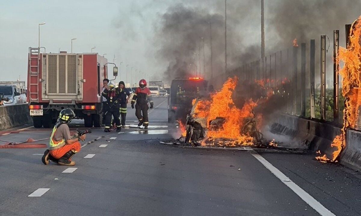 Car fire on Bangkok intersection causes chaos and delays