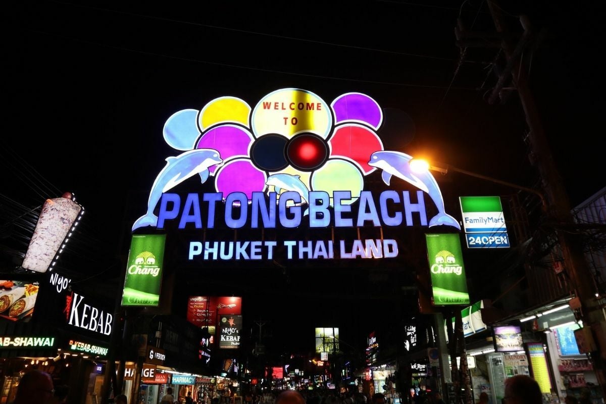 Thai transwoman and foreign man clash on gender misunderstanding in Phuket