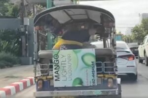 Dashcam footage exposes foreign man attack on tuk tuk driver (video)