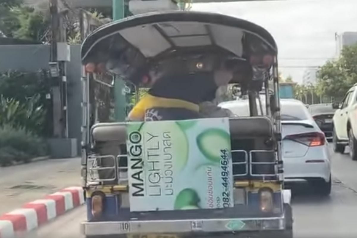 Dashcam footage exposes foreign man attack on tuk tuk driver (video)