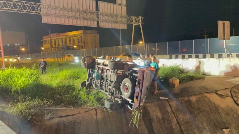 Pickup truck narrowly avoids fall in dramatic Pattaya crash