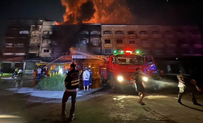 Fire ravages Ranong market building, efforts save nearby school