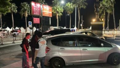 Drunk and dozy: Woman found napping in car on Pattaya road