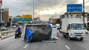 Overturned cement truck causes major Pattaya traffic jam