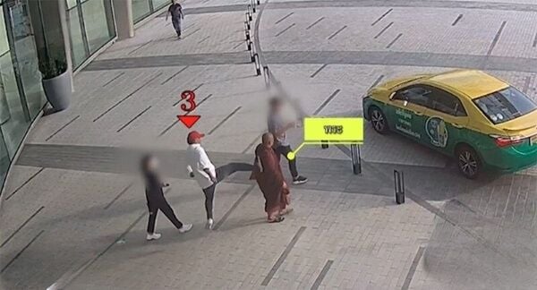 Thai monk attacked outside Channel 8 television station in Bangkok (video) | News from Thaiger