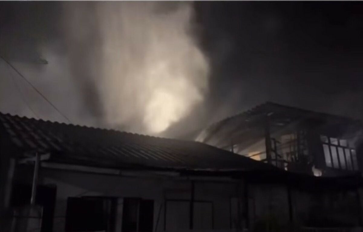 Thai girl escapes Rayong house fire by jumping off roof (video)