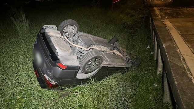 Subaru overturns on Kaset-Nawamin Road, driver missing