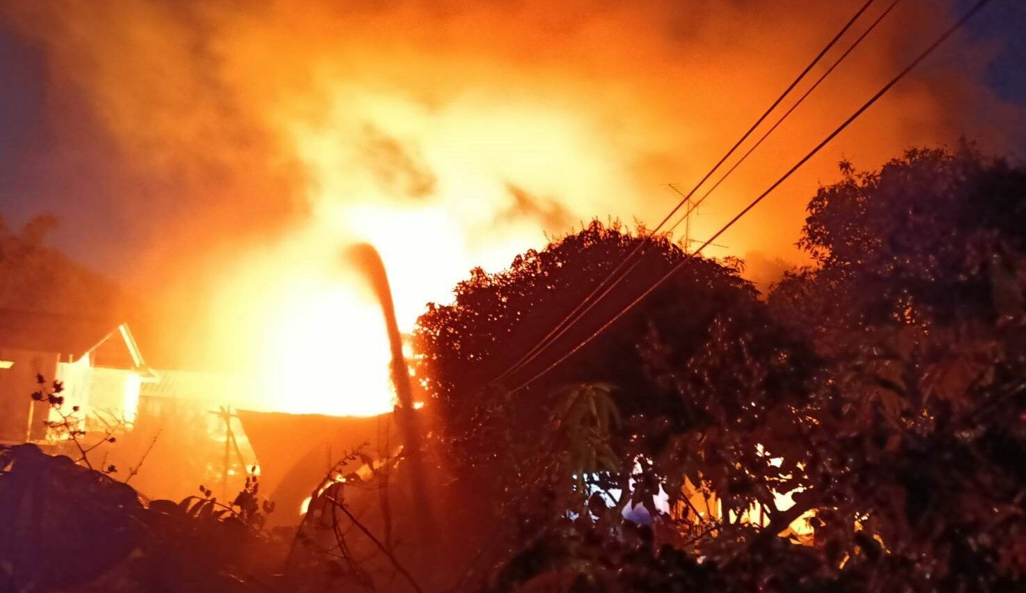 Devastating fire in Suphan Buri destroys two homes after explosions