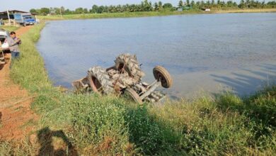 Tractor overturns in Suphan Buri, killing driver in rice field