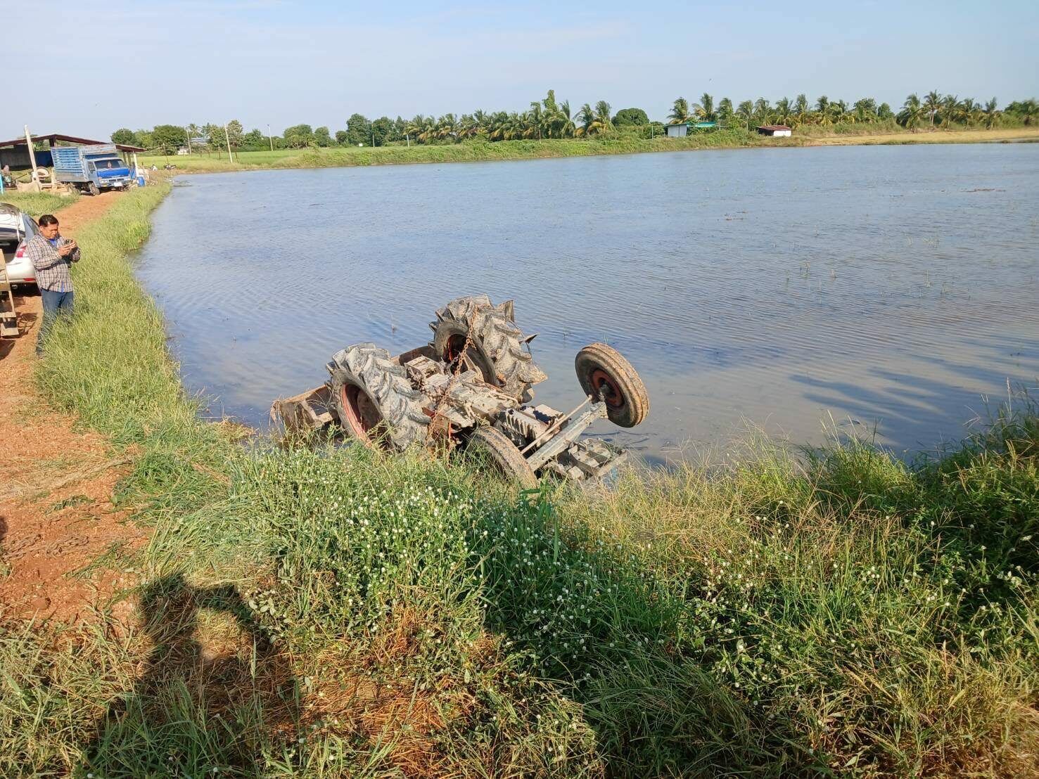 Tractor overturns in Suphan Buri, killing driver in rice field