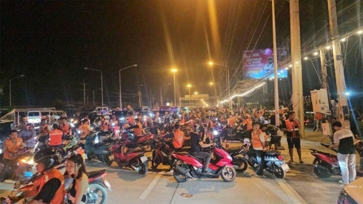 Motorcycle taxis causes traffic gridlock during Pattaya concert