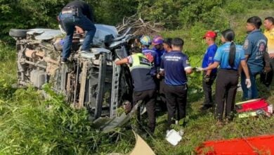 9 students and 2 teachers injured in Surat Thani van accident | Thaiger