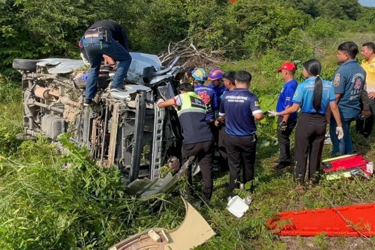 9 students and 2 teachers injured in Surat Thani van accident