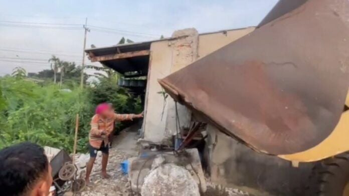 Worker crushed under collapsed cement tank in Kanchanaburi