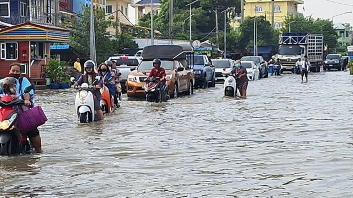 Severe flooding in Samut Prakan as seawater rises unexpectedly