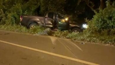 East Thailand: Exhausted driver crashes pickup into street light