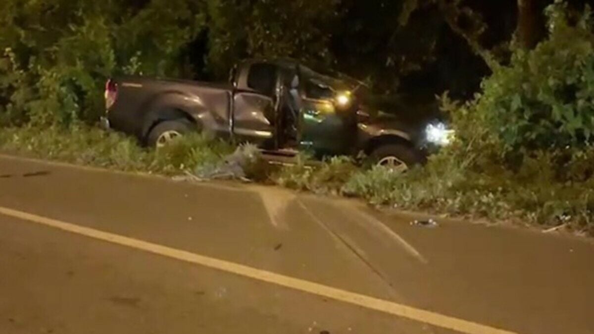 East Thailand: Exhausted driver crashes pickup into street light