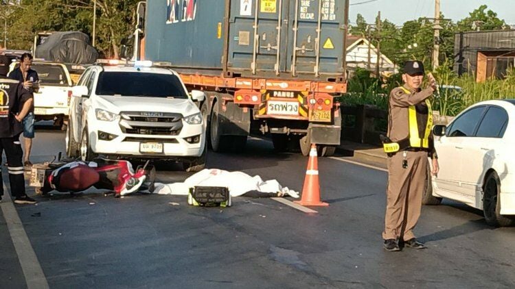 Motorcyclist dies in crash with truck on Thai bridge