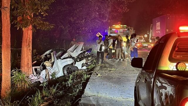 Six-wheeled truck crash on Asian Highway injures 4 in Phatthalung