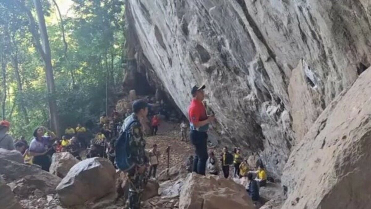 Tourists in Uthai Thani climb mountain for lottery numbers