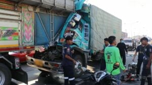 Ten-wheeler crash in Ang Thong claims driver’s life