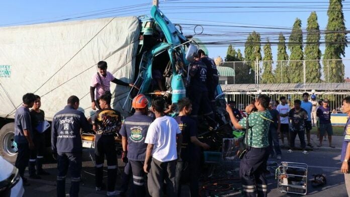 Ten-wheeler crash in Ang Thong claims driver's life | News by Thaiger