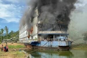 Fire engulfs iconic, haunted boat hotel on Koh Chang (video)