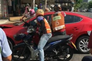 Foreign driver at large after hit-and-run and chase in Bangkok (video)