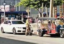 Bangkok traffic cop under fire for fine collection via tuk tuk driver