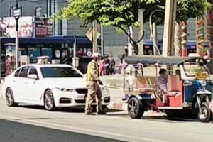 Bangkok traffic cop under fire for fine collection via tuk tuk driver