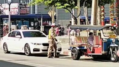 Bangkok traffic cop under fire for fine collection via tuk tuk driver