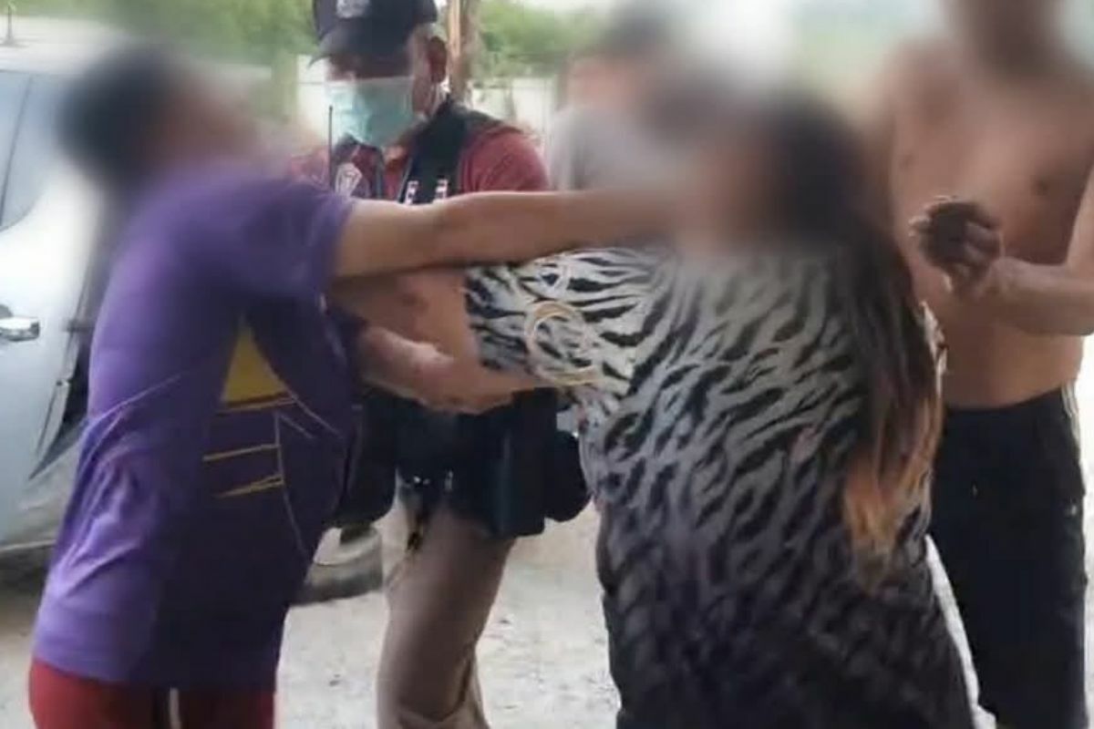 Thai woman attacked biy with knives