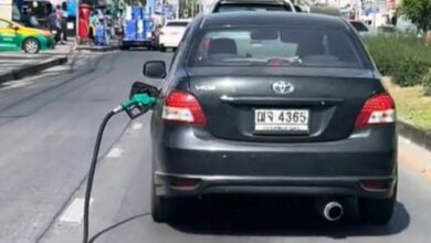 Thai man flees petrol station bill with fuel hose attached to car (video)