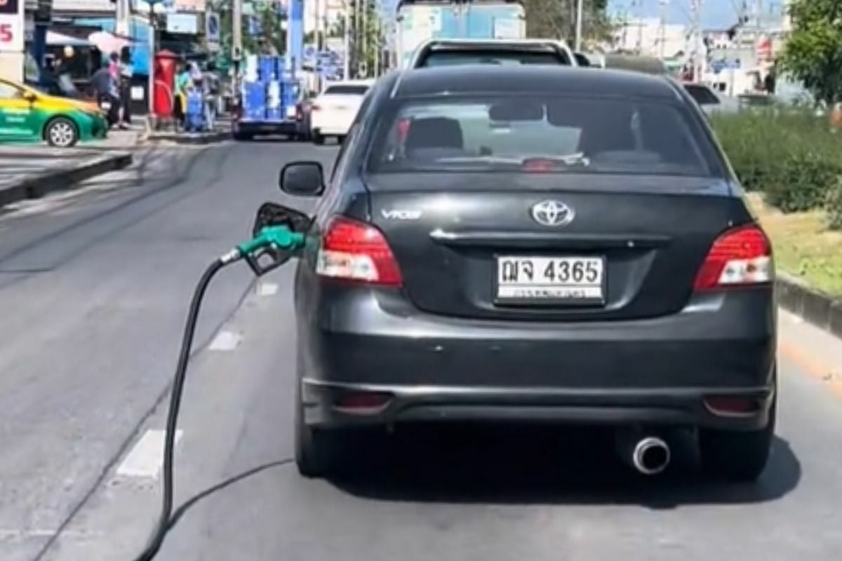 Thai man flees petrol station bill with fuel hose attached to car (video)