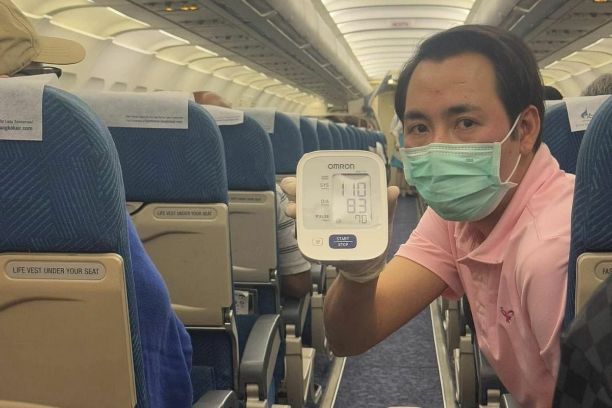 Thai nurses help on flight