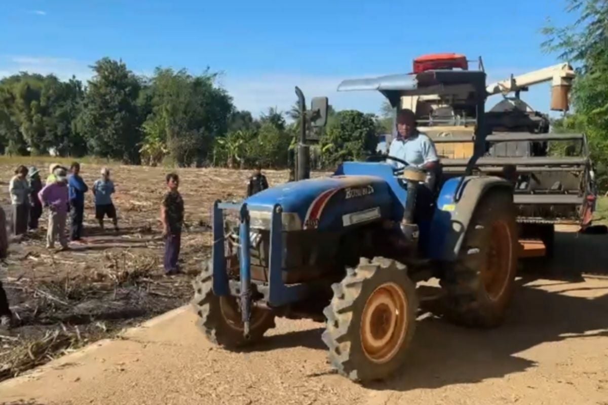 7 year old Thai boy killed in car accident while flying kite in Buriram