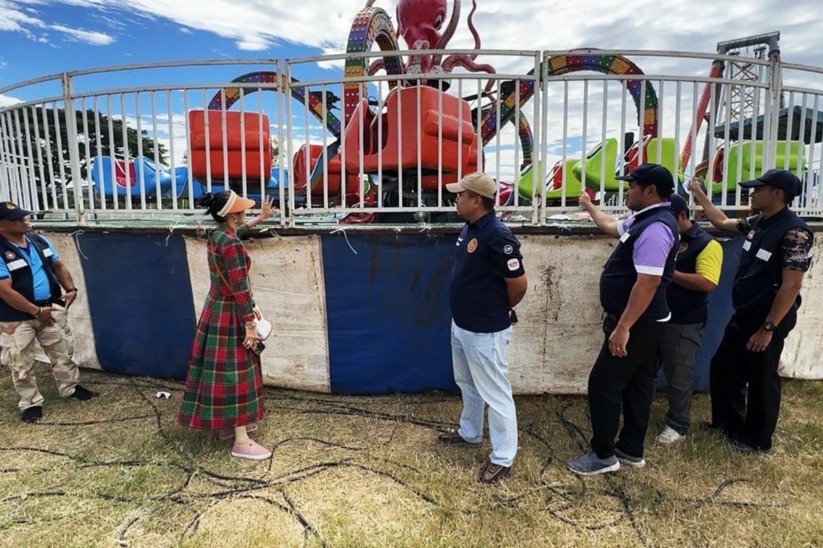 Thai girl fell off octopus ride in Winter Festival