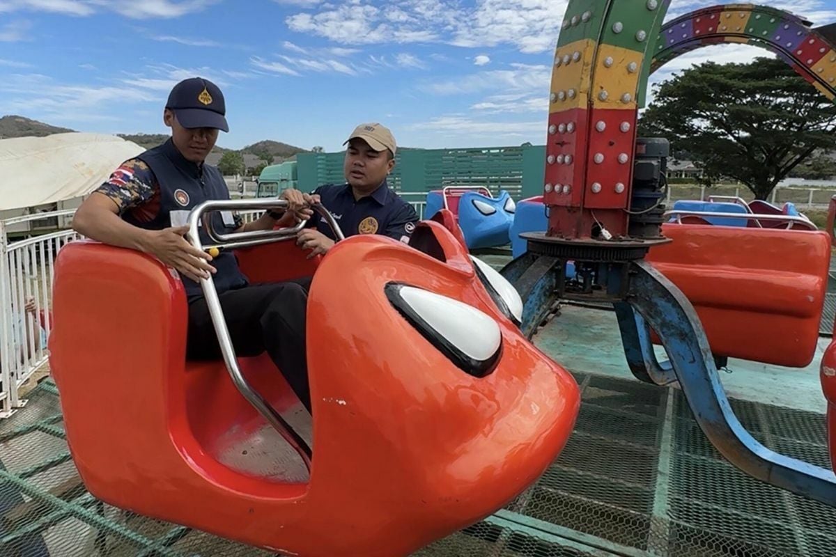 Thai girl falls off octopus ride in Nakhon Ratchasima