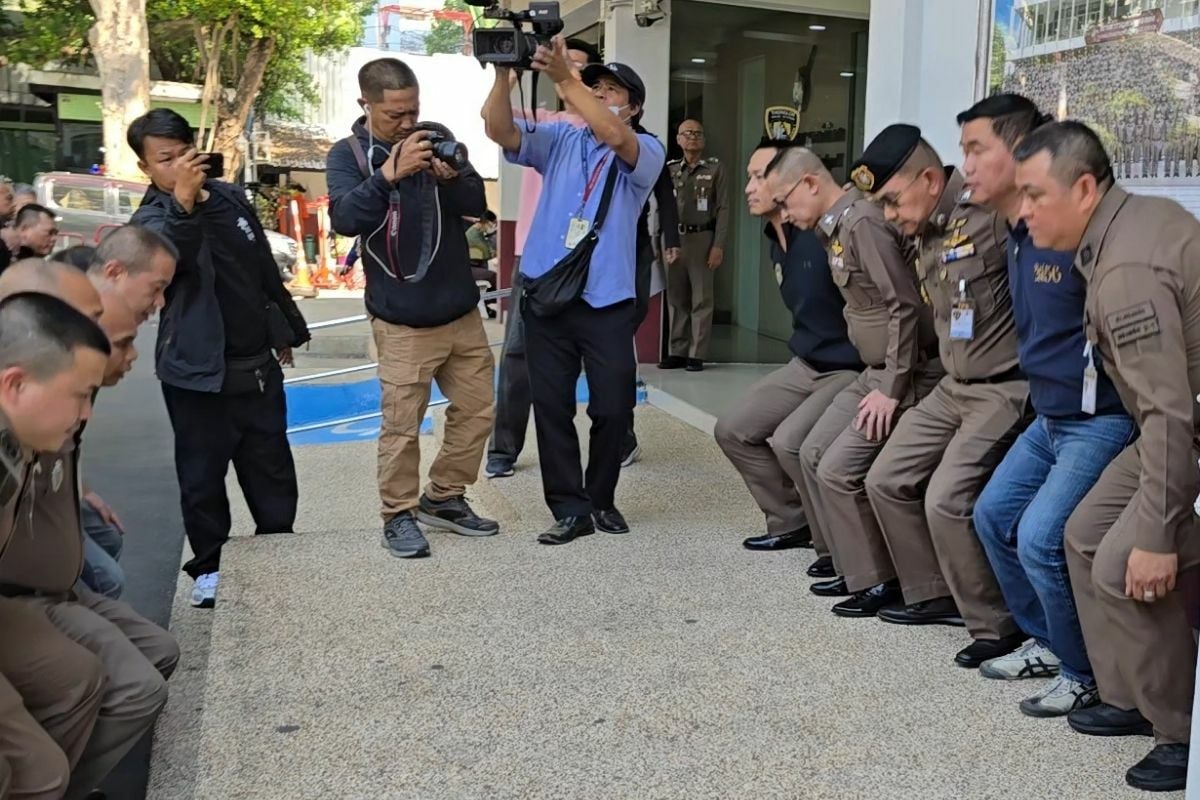 Thong Lo Police sit ups as apology for shooting at nightclub