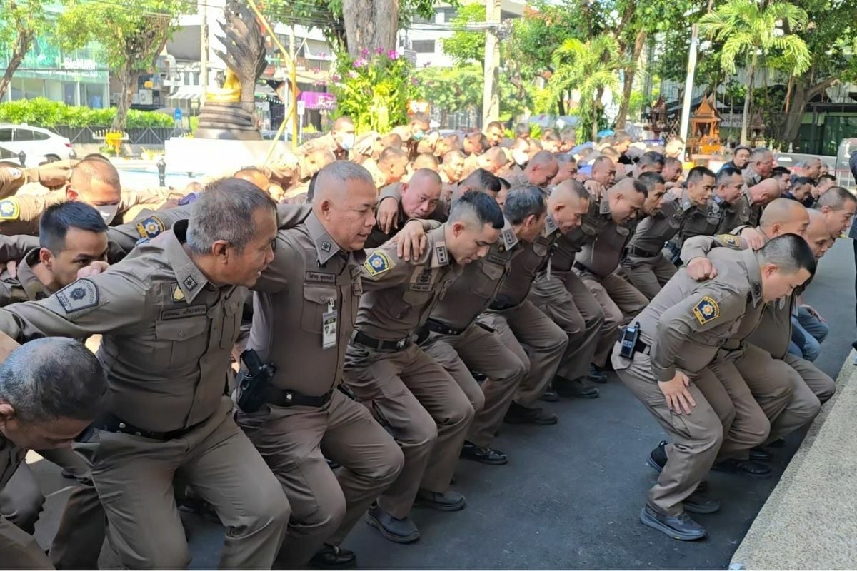 Police apologise with 10 sit-ups after cop fires gun outside Bangkok nightclub