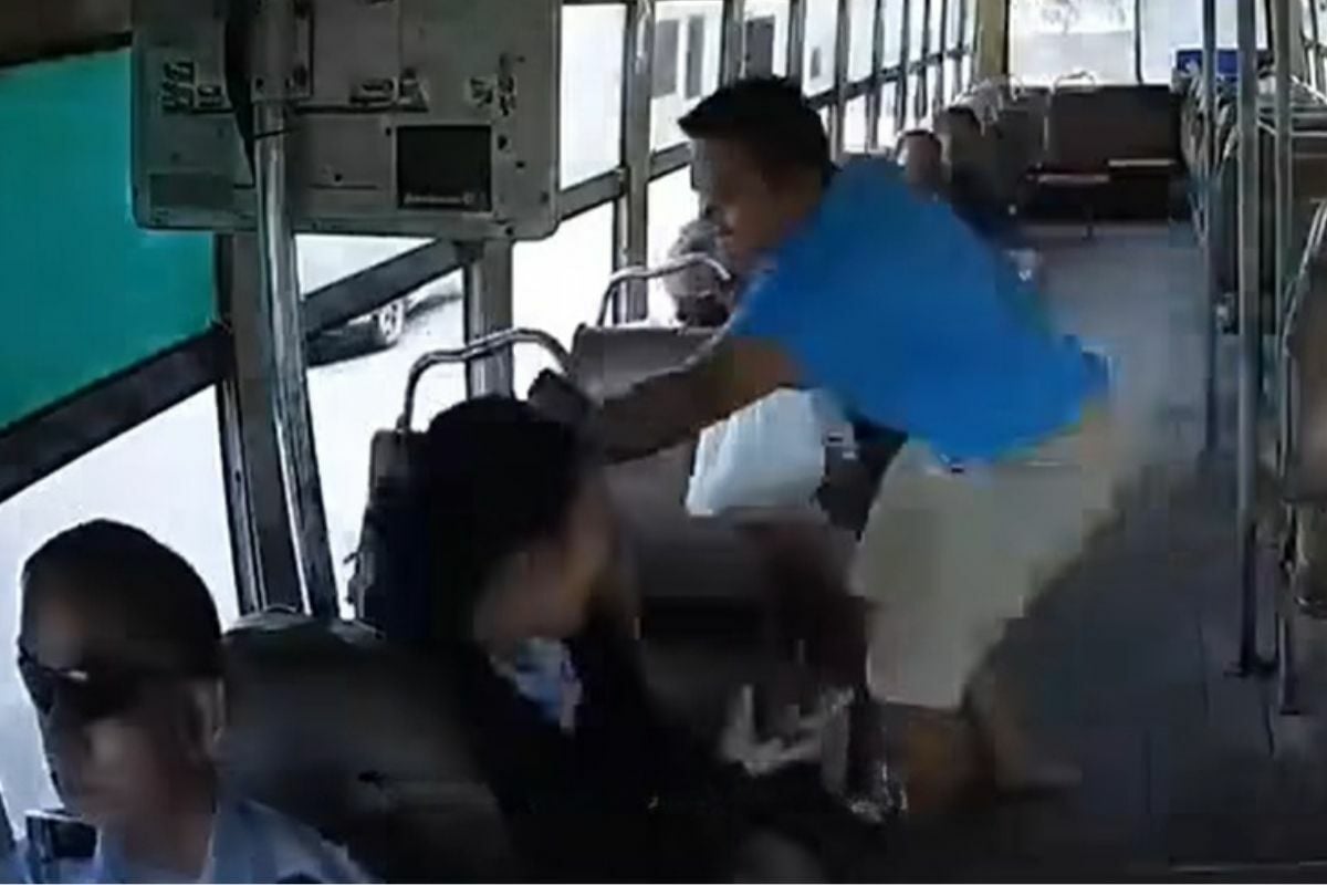 Thai bus worker assualted by passenger